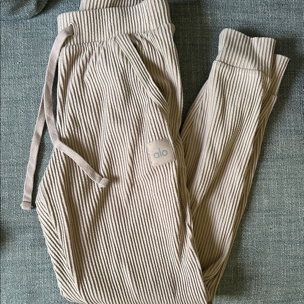 Alo Ribbed Joggers in dusty pink